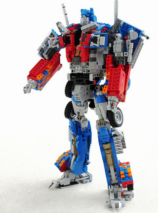 Illustration for article titled Esta réplica de Optimus Prime en Lego se puede transformar en robot